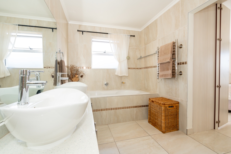 4 Bedroom Property for Sale in Sunset Estate Western Cape